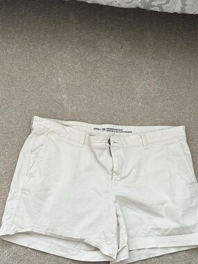 GAP Cream Flat Front Women's Chino Shorts